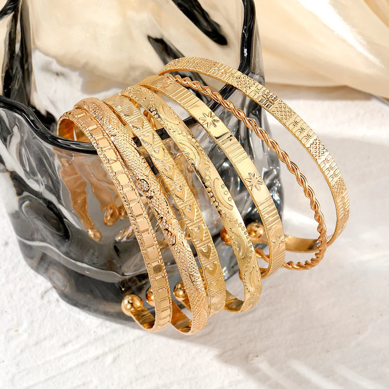 onjunto de 7 Pulseiras Punk Femininas – Douradas com Estampa de Coração, Braceletes Abertos de Metal, Streetwear Goth, Acessórios de Moda 2024