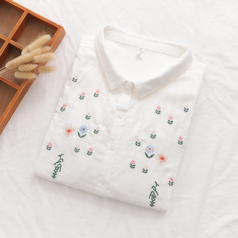 Camisa feminina 100% algodão, leve e respirável, perfeita para o verão. Com mangas 3/4 e delicado bordado, combina elegância e conforto. Ideal para trabalho, passeios ou ocasiões casuais.