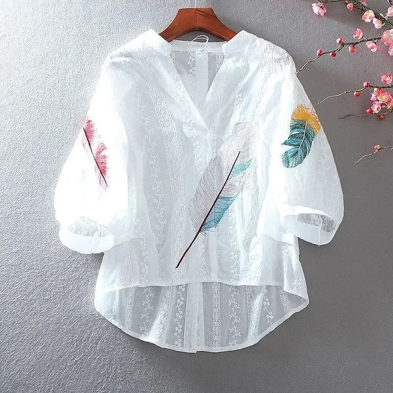 Mantenha-se elegante e fresca neste verão com nossa blusa feminina de algodão com renda. O decote em V e as mangas lanterna adicionam um toque sofisticado, enquanto o bordado floral