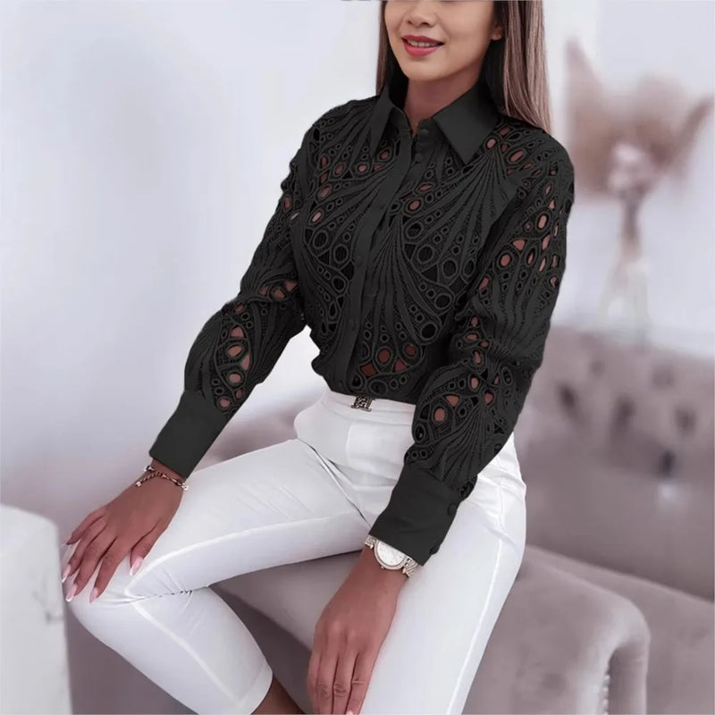 Blusa Feminina Elegante em Renda com Manga Longa – Hollow Design, 2026 Primavera/Outono  Design moderno com detalhes em renda e partes vazadas (hollow), conferindo sofisticação e estilo  Manga longa, ideal para conforto e looks elegantes
