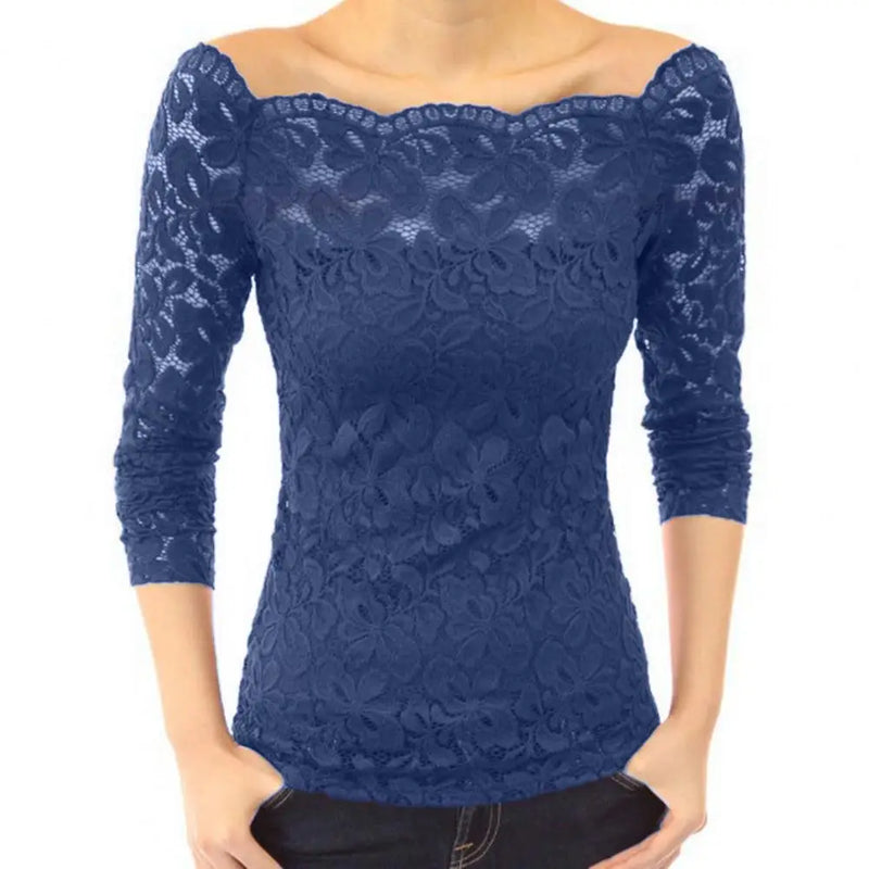 Blusa feminina sofisticada, perfeita para o dia a dia ou para o trabalho. Possui gola assimétrica e detalhes em renda bordada que adicionam um toque elegante