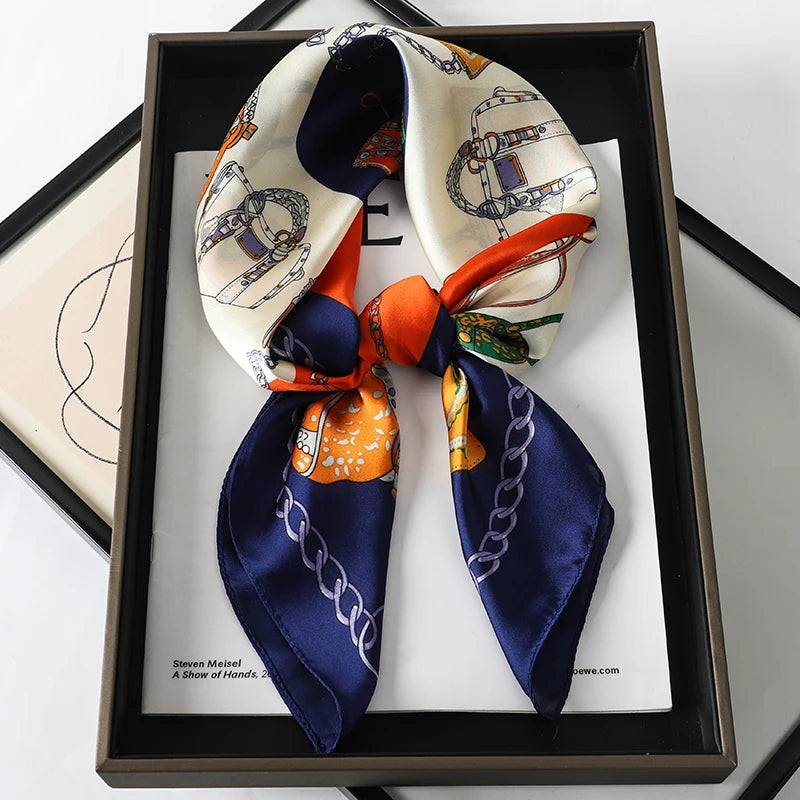 Lenço sofisticado em seda macia, ideal para usar no pescoço, como faixa de cabelo, bandana, hijab de praia, foulard ou acessório de bolsa. Um toque elegante e versátil que transforma qualquer look.