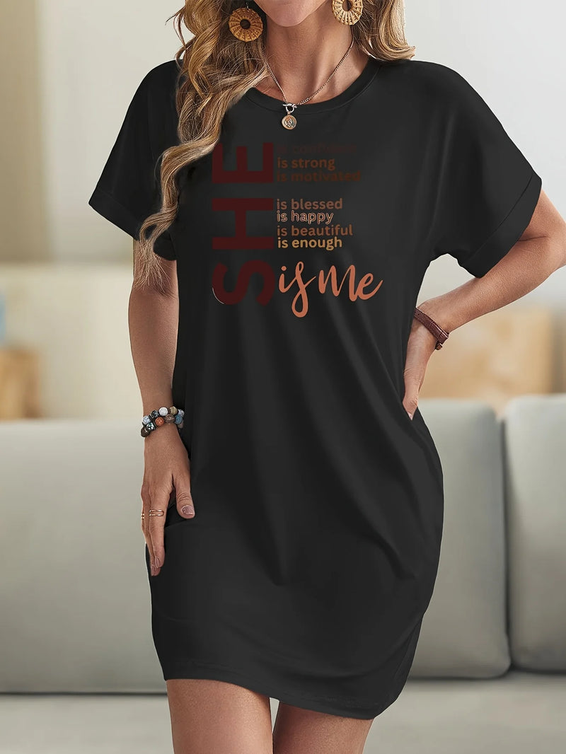 Conforto e estilo se encontram neste vestido casual plus size, perfeito para momentos de lazer ou para usar em casa como camisola confortável. O modelo possui mangas morcego, decote redondo