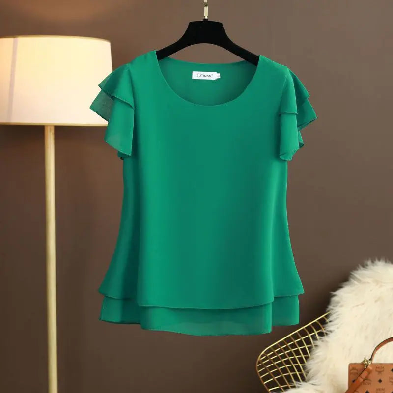 Blusa feminina elegante em chiffon leve com estampa listrada, corte slim fit e mangas longas. Com gola alta e fechamento frontal com botões, é perfeita para looks
