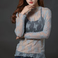 Blusa feminina elegante em renda e tule transparente, com gola alta (turtleneck) e mangas longas. Modelo justo e moderno, perfeito para looks casuais ou para sobreposição em composições sofisticadas