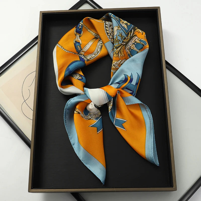 Lenço sofisticado em seda macia, ideal para usar no pescoço, como faixa de cabelo, bandana, hijab de praia, foulard ou acessório de bolsa. Um toque elegante e versátil que transforma qualquer look.