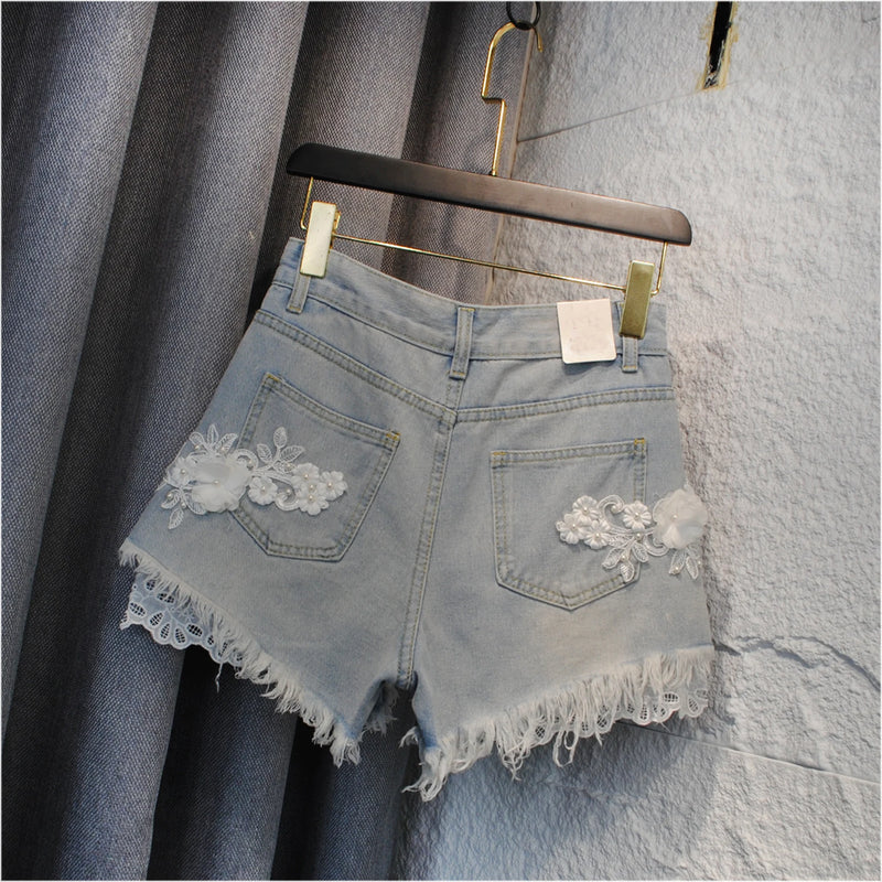 Confeccionado em jeans de alta qualidade, confortável e resistente  Design moderno e elegante, ideal para street style, passeios e eventos casuais  Modelagem que valoriza a silhueta feminina, combinando estilo e conforto