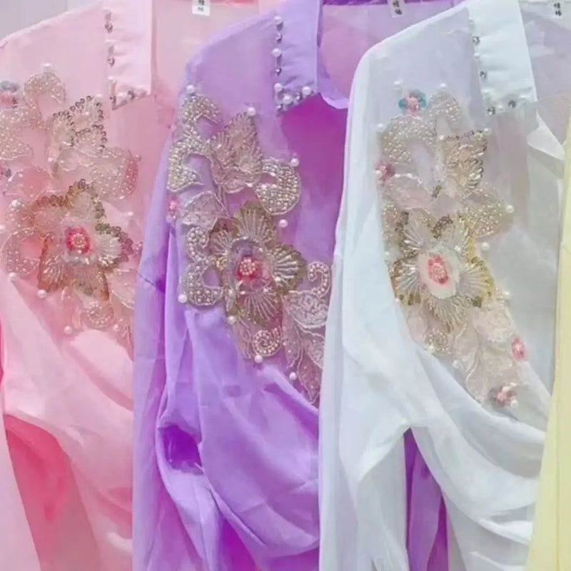 Blusa Feminina de Verão 2026 com Bordado de Flores em Paetês – Manga Longa e Fechamento Simples