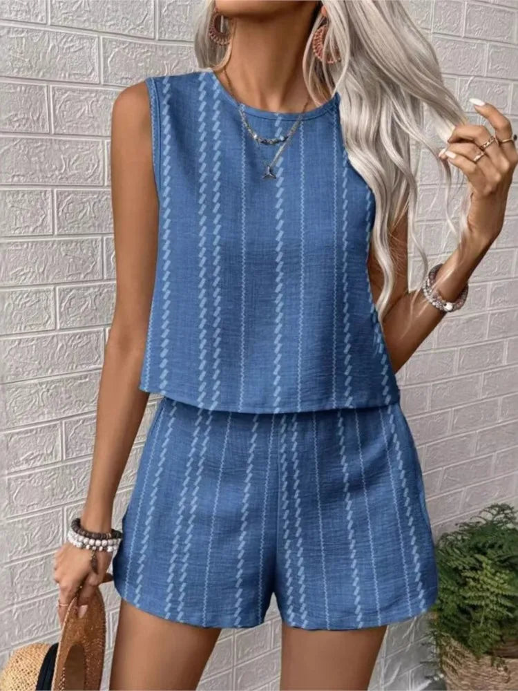 Arrase neste verão com este conjunto feminino casual 2 peças. Composto por top regata com decote O e shorts de cintura alta com estampa listrada, ele oferece conforto, leveza e estilo moderno