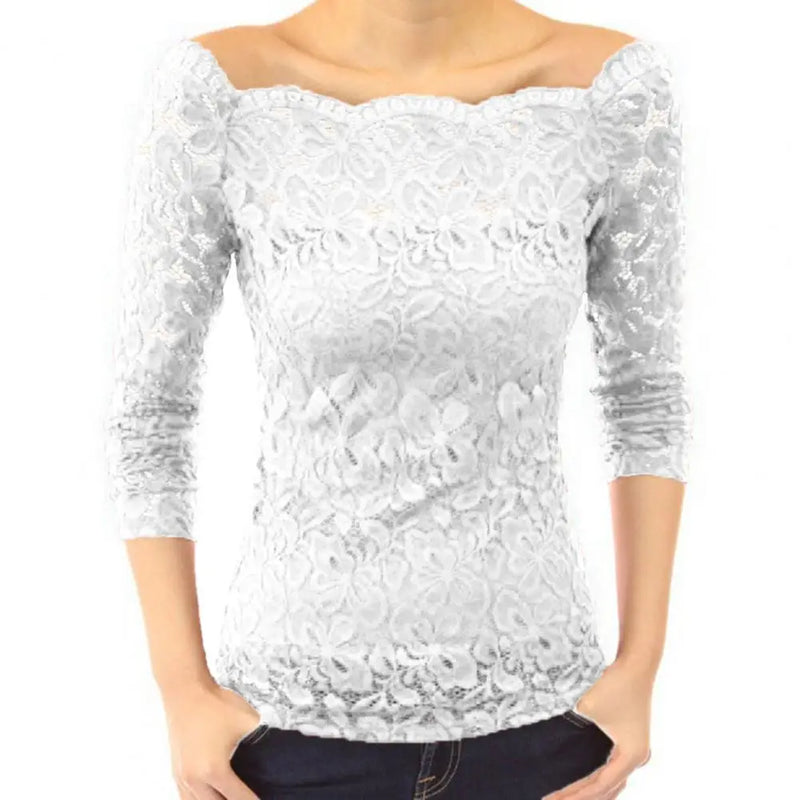 Blusa feminina sofisticada, perfeita para o dia a dia ou para o trabalho. Possui gola assimétrica e detalhes em renda bordada que adicionam um toque elegante