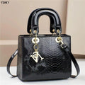 Bolsa feminina elegante e moderna, perfeita para o dia a dia ou eventos especiais. Design luxuoso com opção de uso no ombro ou transversal.
