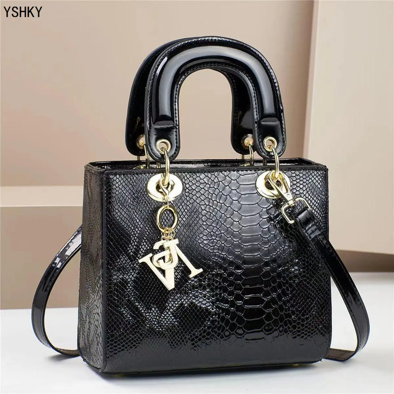 Bolsa feminina elegante e moderna, perfeita para o dia a dia ou eventos especiais. Design luxuoso com opção de uso no ombro ou transversal.