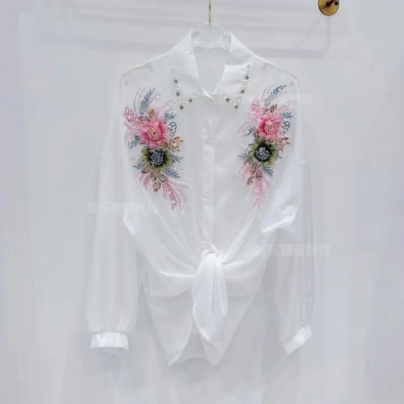 Blusa/Cardigan Feminina com Flores 3D e Bordado de Pedras – Proteção Solar  Design luxuoso com flores 3D e aplicação de pedrarias (beads/diamonds)  manga longa e modelo solto (loose fit) para máximo conforto