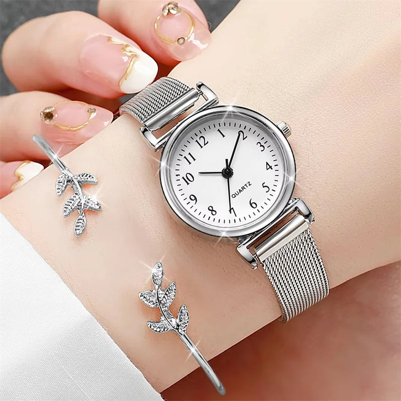 Conjunto feminino elegante, incluindo relógio de pulso e pulseira combinando, com mostrador simples e design moderno. Relógio com movimento quartz confiável, ideal para complementar looks casuais ou formais