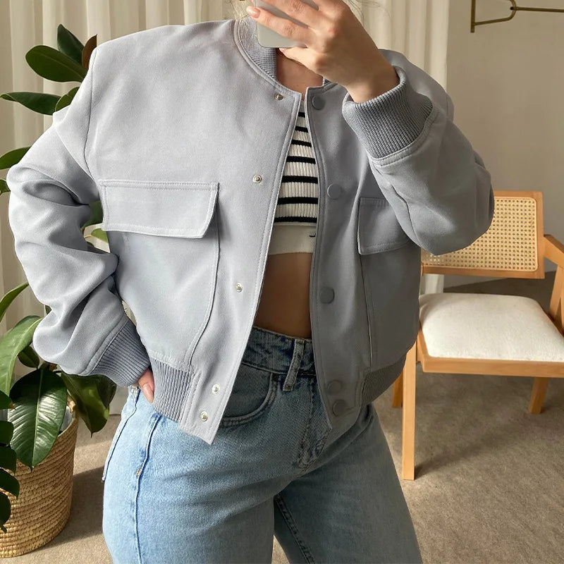 Jaqueta bomber feminina elegante, curta e slim, perfeita para streetwear e looks casuais.
