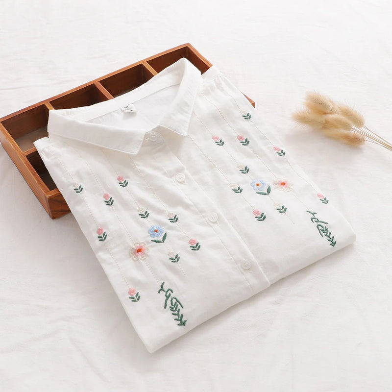 Camisa feminina 100% algodão, leve e respirável, perfeita para o verão. Com mangas 3/4 e delicado bordado, combina elegância e conforto. Ideal para trabalho, passeios ou ocasiões casuais.