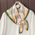 Acessório fashion e versátil em cetim macio, ideal como lenço de pescoço, echarpe, hijab, faixa de cabelo, bandana ou detalhe decorativo em bolsas. Elegância e estilo em qualquer ocasião.