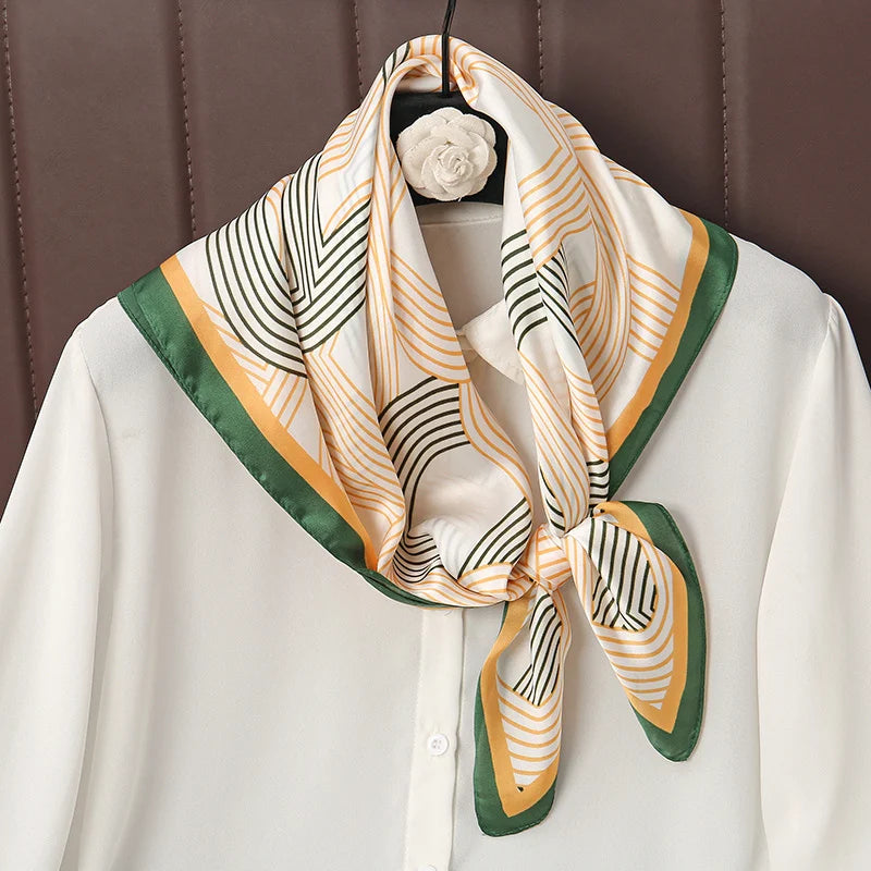 Acessório fashion e versátil em cetim macio, ideal como lenço de pescoço, echarpe, hijab, faixa de cabelo, bandana ou detalhe decorativo em bolsas. Elegância e estilo em qualquer ocasião.