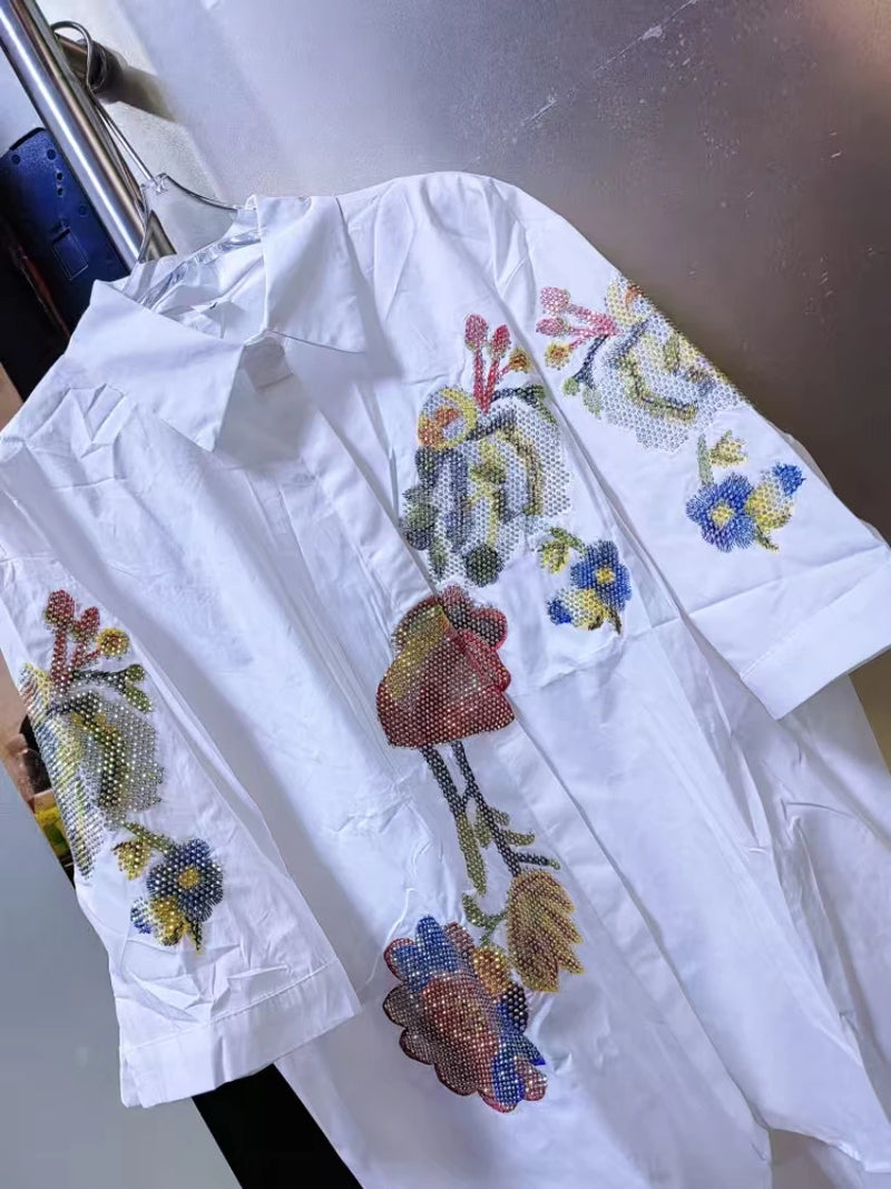 Adicione um toque delicado e elegante ao seu guarda-roupa com esta blusa feminina bordada com flores. Confeccionada em 100% algodão puro, é leve, respirável e confortável, perfeita para o verão.