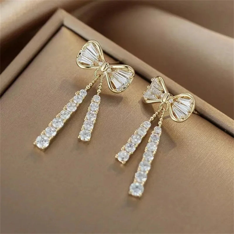 Brincos Femininos Fashion com Laço e Cristais de Zircônia – Acessório Trendy para Festas