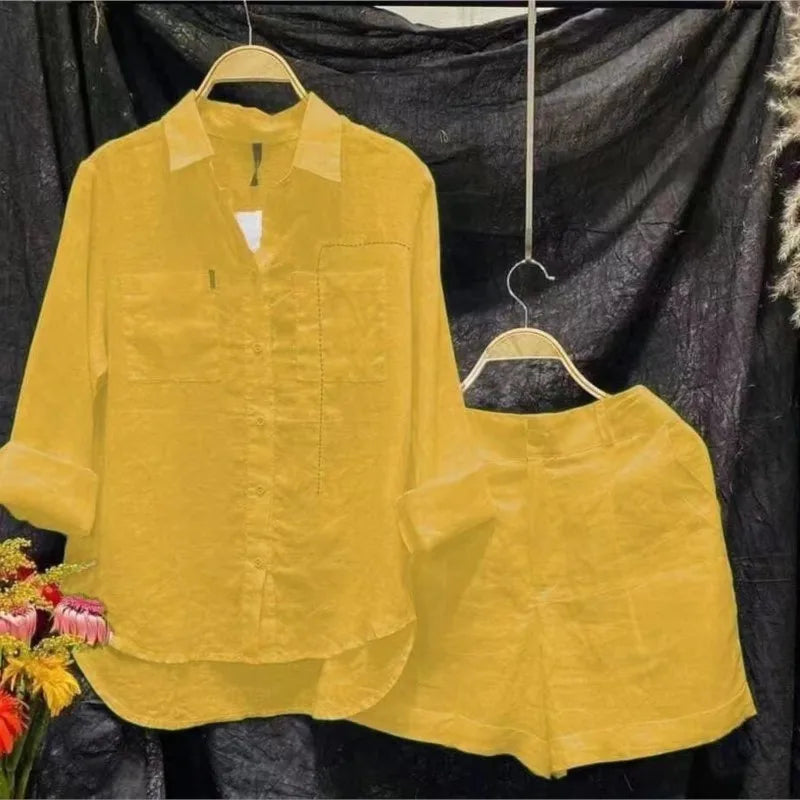 Conjunto feminino confortável e elegante para casa ou passeios, composto por camisa de manga longa e shorts. Feito em algodão e linho leve, ideal para o verão 2024. Perfeito para estilo casual, lazer e conforto diário.