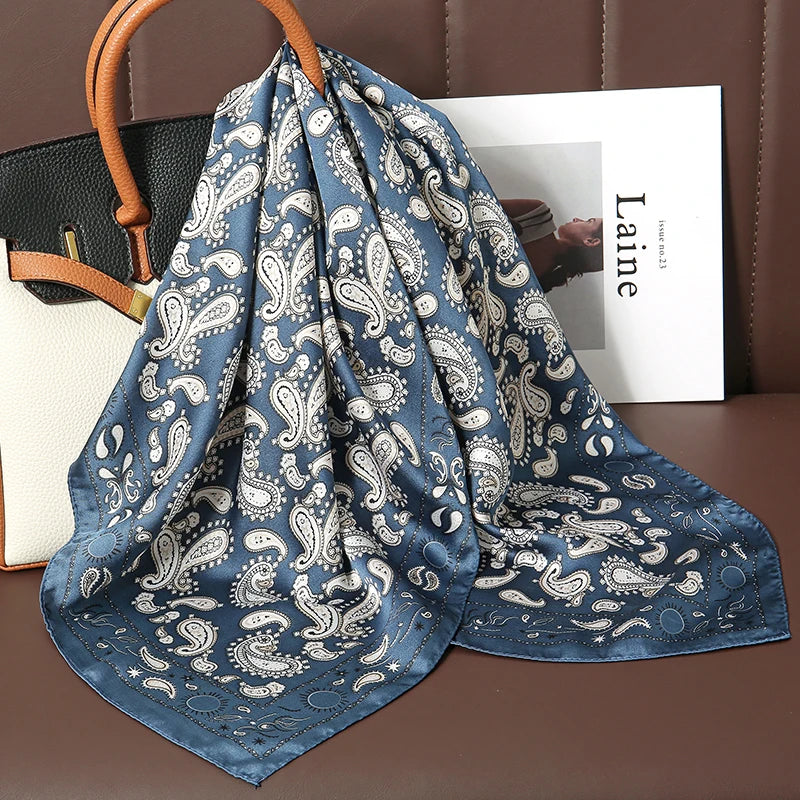 Acessório fashion e versátil em cetim macio, ideal como lenço de pescoço, echarpe, hijab, faixa de cabelo, bandana ou detalhe decorativo em bolsas. Elegância e estilo em qualquer ocasião.