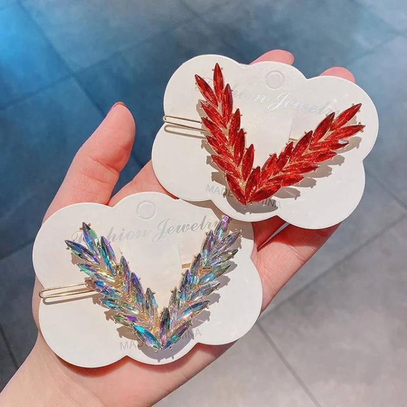 Elegantes grampos em formato V com cristais brilhantes, perfeitos para mulheres e meninas. Acessório de cabelo sofisticado que combina estilo e praticidade, ideal para uso diário ou como presente fashion.