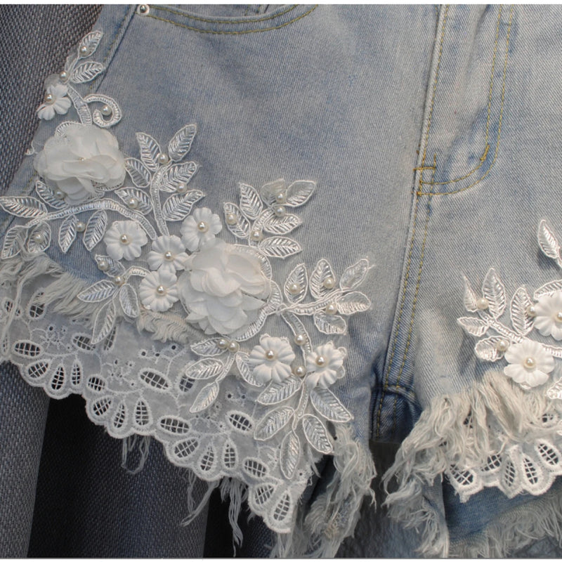 Confeccionado em jeans de alta qualidade, confortável e resistente  Design moderno e elegante, ideal para street style, passeios e eventos casuais  Modelagem que valoriza a silhueta feminina, combinando estilo e conforto