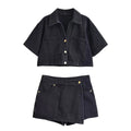 Conjunto feminino de verão 2026 com estilo casual e streetwear. Inclui mini saia, shorts e camisa curta em denim, perfeito para criar looks modernos e confortáveis