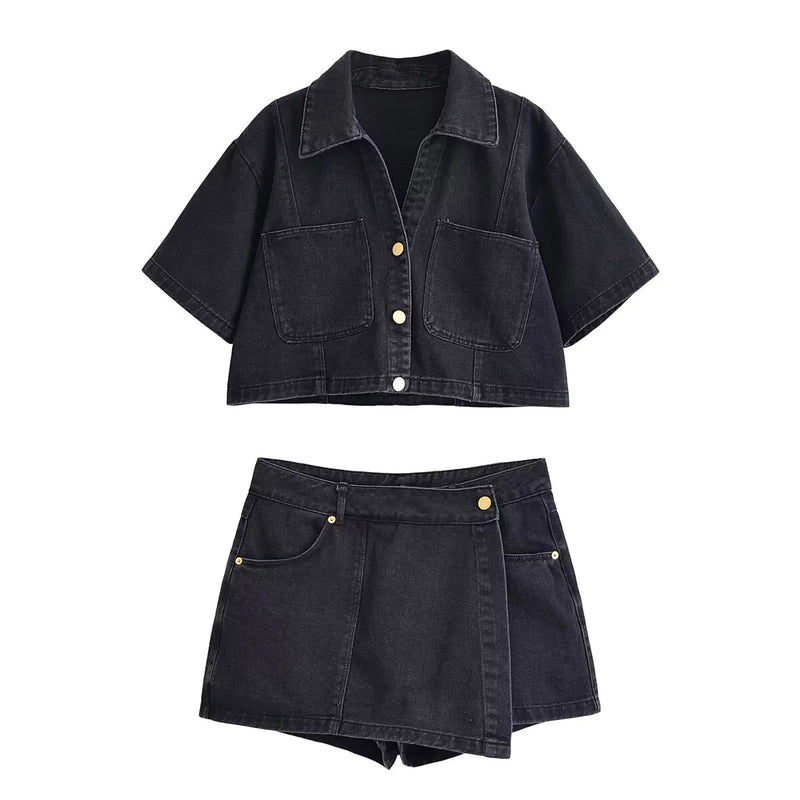 Conjunto feminino de verão 2026 com estilo casual e streetwear. Inclui mini saia, shorts e camisa curta em denim, perfeito para criar looks modernos e confortáveis