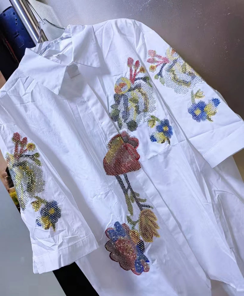 Adicione um toque delicado e elegante ao seu guarda-roupa com esta blusa feminina bordada com flores. Confeccionada em 100% algodão puro, é leve, respirável e confortável, perfeita para o verão.