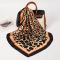 Acessório fashion e versátil em cetim macio, ideal como lenço de pescoço, echarpe, hijab, faixa de cabelo, bandana ou detalhe decorativo em bolsas. Elegância e estilo em qualquer ocasião.
