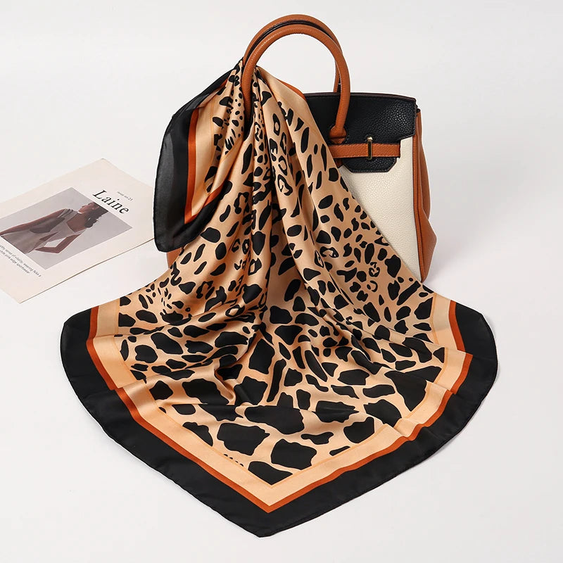 Acessório fashion e versátil em cetim macio, ideal como lenço de pescoço, echarpe, hijab, faixa de cabelo, bandana ou detalhe decorativo em bolsas. Elegância e estilo em qualquer ocasião.
