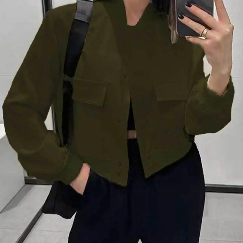 Jaqueta bomber feminina elegante, curta e slim, perfeita para streetwear e looks casuais.