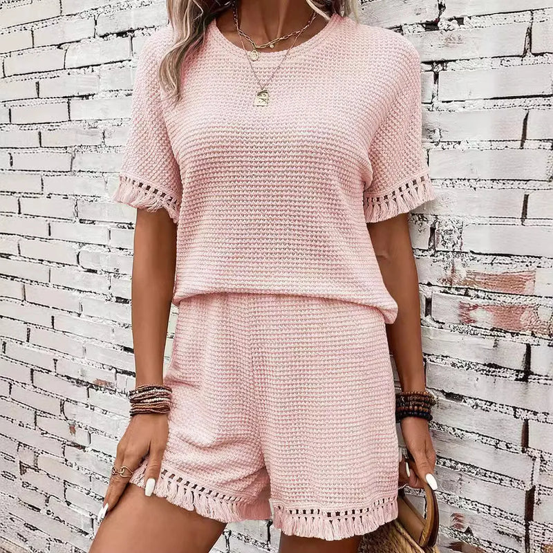 onjunto feminino leve e confortável para o verão 2025, composto por blusa solta com franjas e shorts combinando. Estilo casual e streetwear, perfeito para passeios na praia, férias ou look diário despojado.