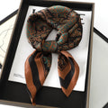 Lenço sofisticado em seda macia, ideal para usar no pescoço, como faixa de cabelo, bandana, hijab de praia, foulard ou acessório de bolsa. Um toque elegante e versátil que transforma qualquer look.