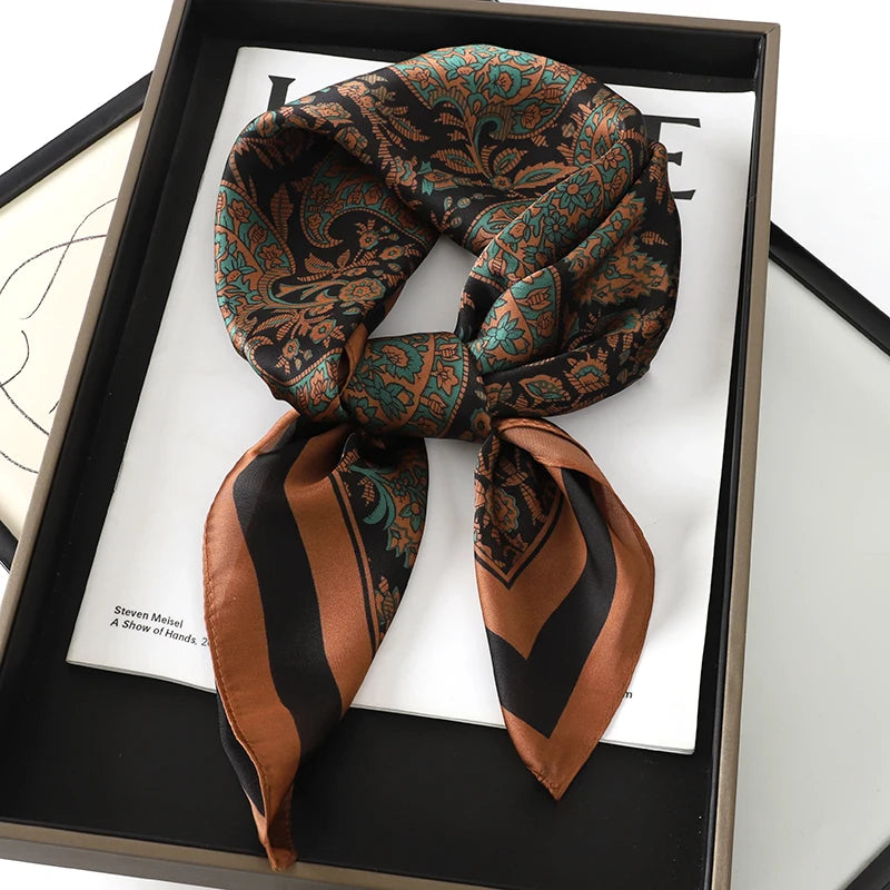 Lenço sofisticado em seda macia, ideal para usar no pescoço, como faixa de cabelo, bandana, hijab de praia, foulard ou acessório de bolsa. Um toque elegante e versátil que transforma qualquer look.
