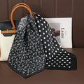 Acessório fashion e versátil em cetim macio, ideal como lenço de pescoço, echarpe, hijab, faixa de cabelo, bandana ou detalhe decorativo em bolsas. Elegância e estilo em qualquer ocasião.