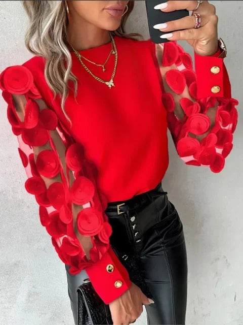 Blusa feminina moderna em mesh transparente com aplicação de renda floral vermelha, estilo pulôver e decote redondo . Elegante e sofisticada, perfeita para looks casuais-chiques