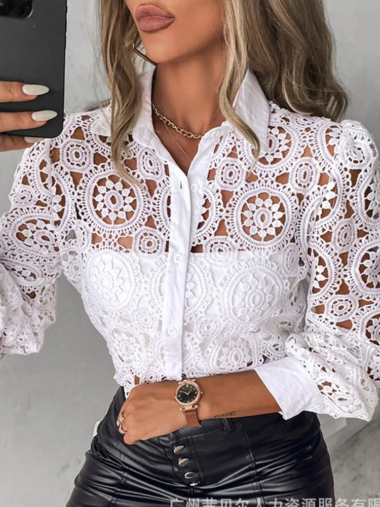 Blusa Feminina Elegante em Renda – Office, Manga Longa, Botões e Decote com Lapela  Blusa feminina sofisticada em renda, ideal para escritório ou eventos casuais-chic  Manga longa com design elegante, proporcionando conforto e estilo