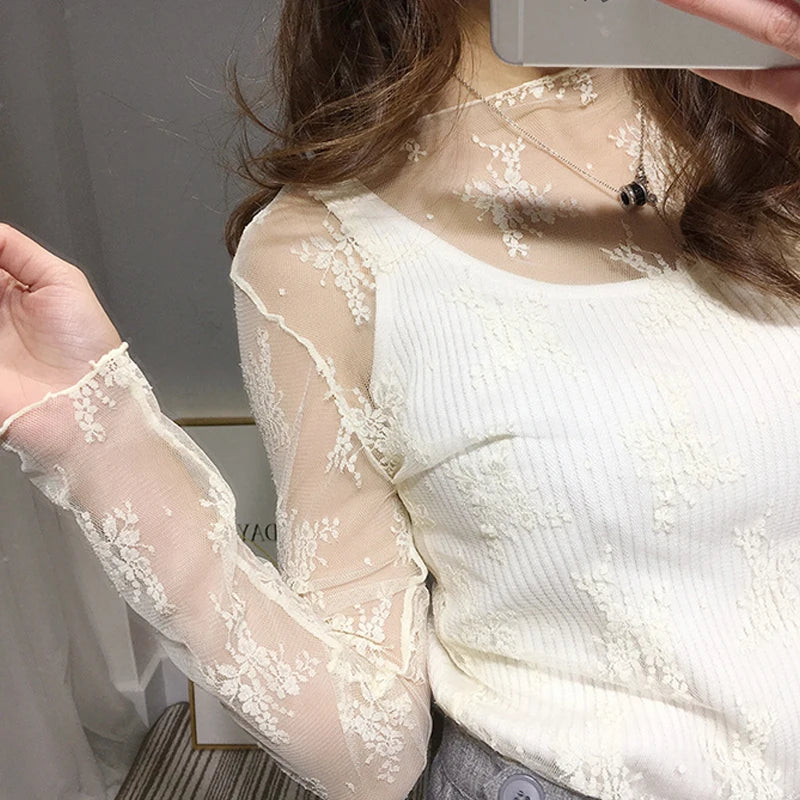 Blusa feminina elegante em renda e tule transparente, com gola alta (turtleneck) e mangas longas. Modelo justo e moderno, perfeito para looks casuais ou para sobreposição em composições sofisticadas