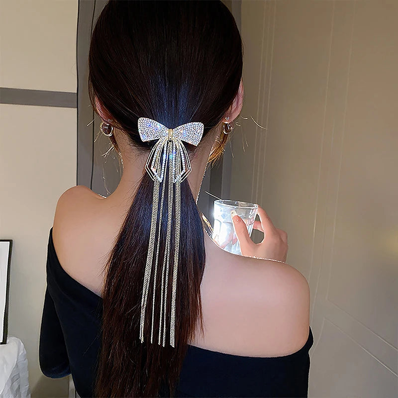 Grampo de Cabelo Feminino 2026 – Laço com Tassel e Strass