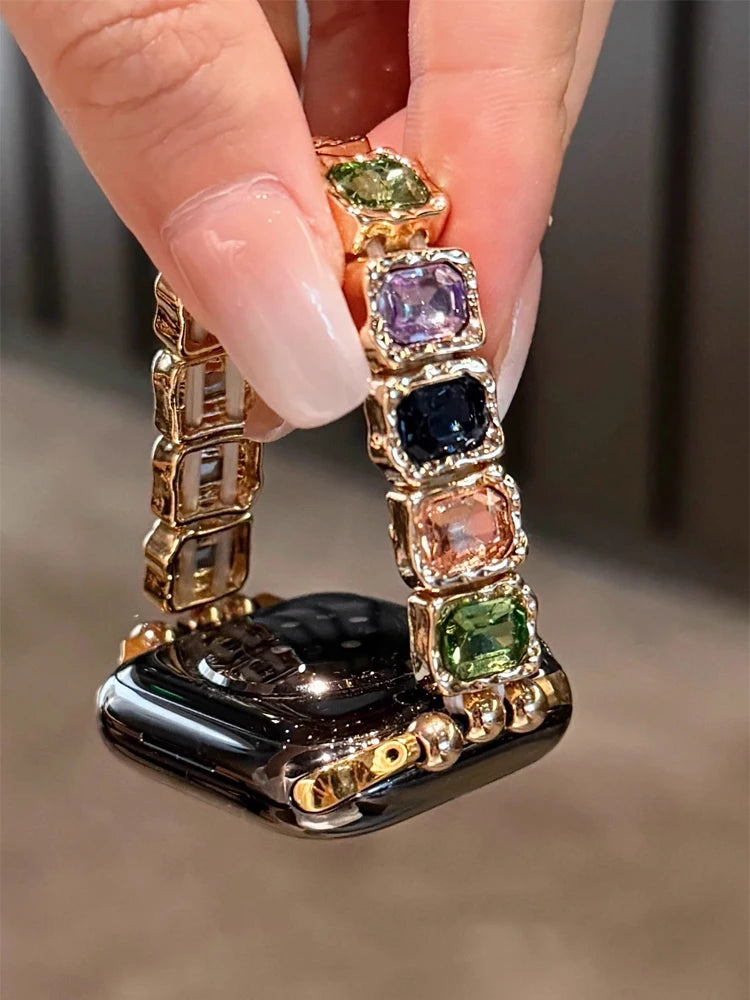 Feita em metal de alta qualidade com detalhes em strass e elasticidade ajustável, proporcionando conforto e estilo. Ideal para transformar seu smartwatch em um acessório sofisticado para uso diário ou eventos especiais.