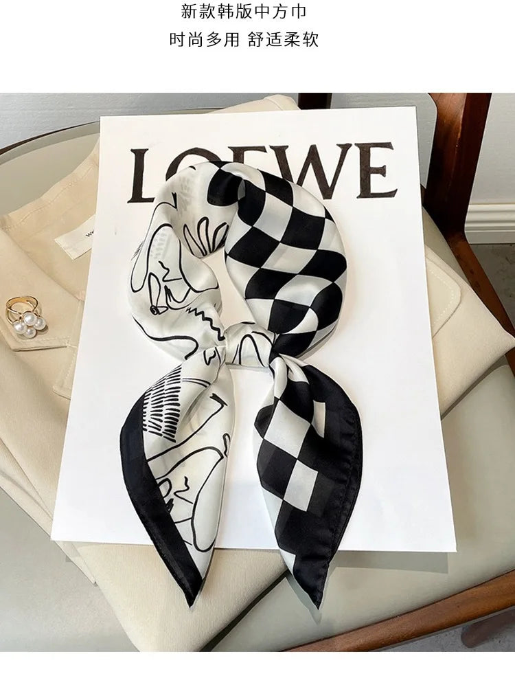 Lenço de Seda Quadrado 70x70cm – Estampa Luxuosa Feminina Lenço fashion em cetim macio, ideal para usar como faixa de cabelo, acessório de pescoço, ou detalhe em bolsas. Elegância e versatilidade em um só acessório.