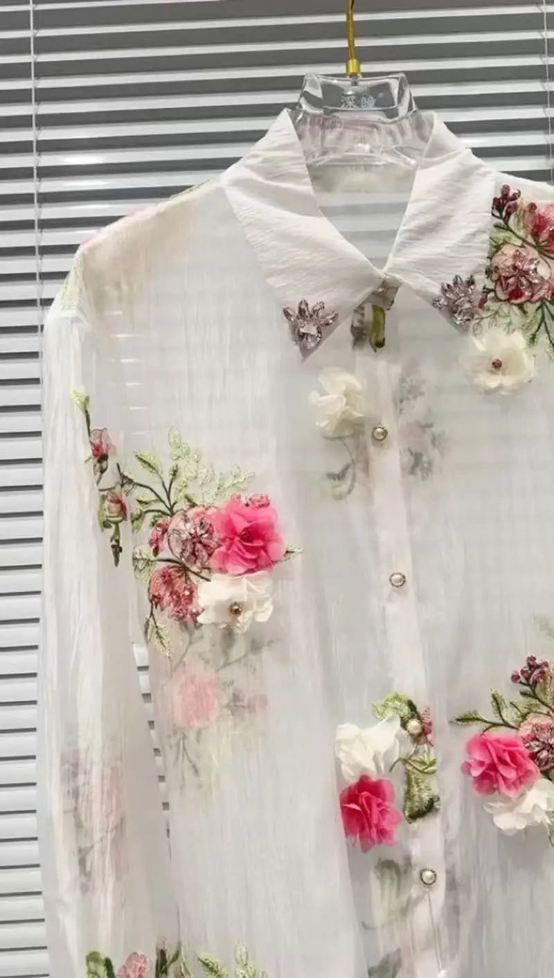 Nova tendência de 2025! Esta blusa feminina combina estilo, conforto e proteção solar. Confeccionada em tecido leve, é perfeita para o verão, oferecendo uma sensação fresca e agradável. O bordado floral adiciona um toque elegante