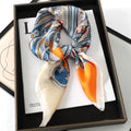 Lenço sofisticado em seda macia, ideal para usar no pescoço, como faixa de cabelo, bandana, hijab de praia, foulard ou acessório de bolsa. Um toque elegante e versátil que transforma qualquer look.