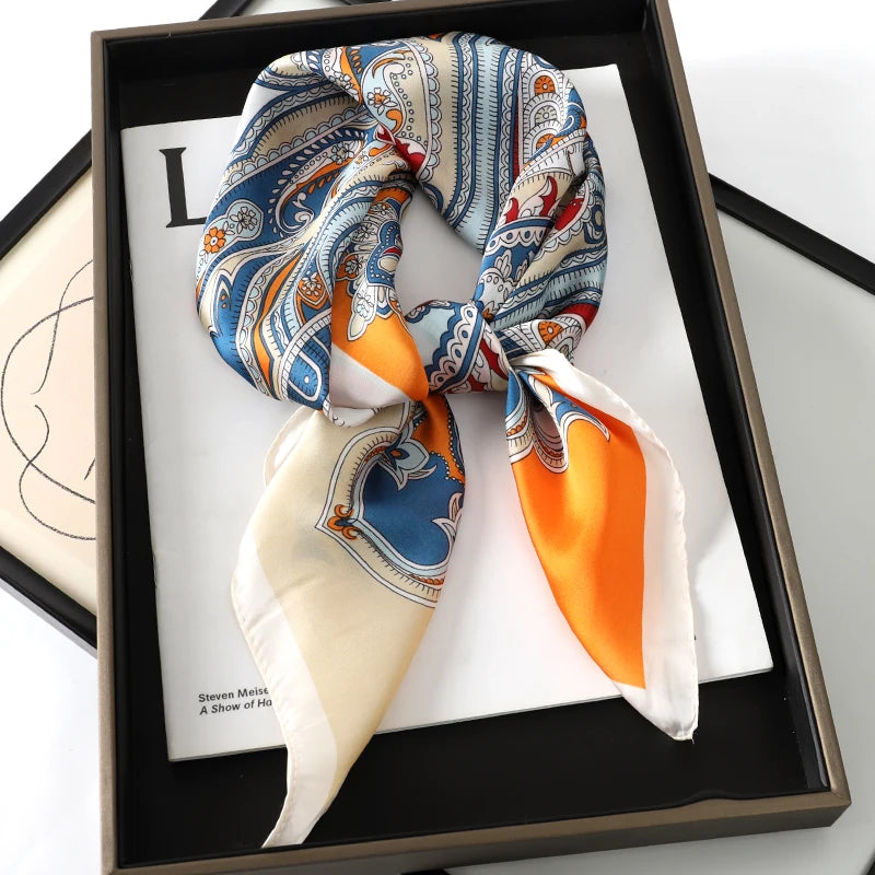 Lenço sofisticado em seda macia, ideal para usar no pescoço, como faixa de cabelo, bandana, hijab de praia, foulard ou acessório de bolsa. Um toque elegante e versátil que transforma qualquer look.