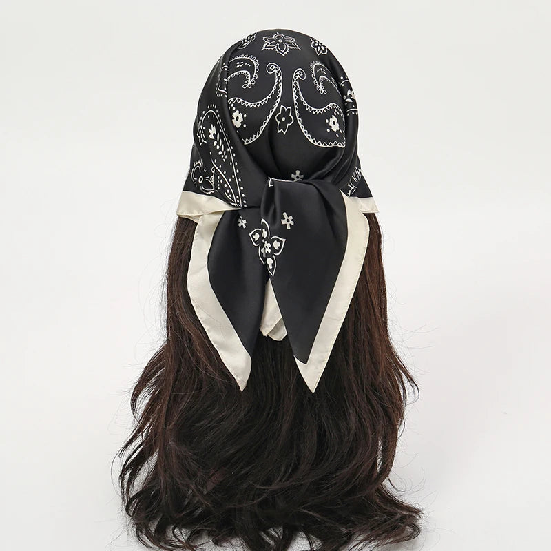 Acessório fashion e versátil em cetim macio, ideal como lenço de pescoço, echarpe, hijab, faixa de cabelo, bandana ou detalhe decorativo em bolsas. Elegância e estilo em qualquer ocasião.