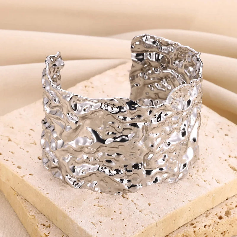 Bracelete Feminino Clássico com Padrão Relevo – Pulseira Cuff em Aço Inoxidável Dourado, Presente Elegante