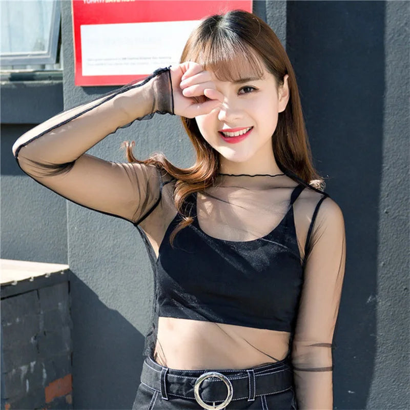Blusa feminina elegante em renda e tule transparente, com gola alta (turtleneck) e mangas longas. Modelo justo e moderno, perfeito para looks casuais ou para sobreposição em composições sofisticadas